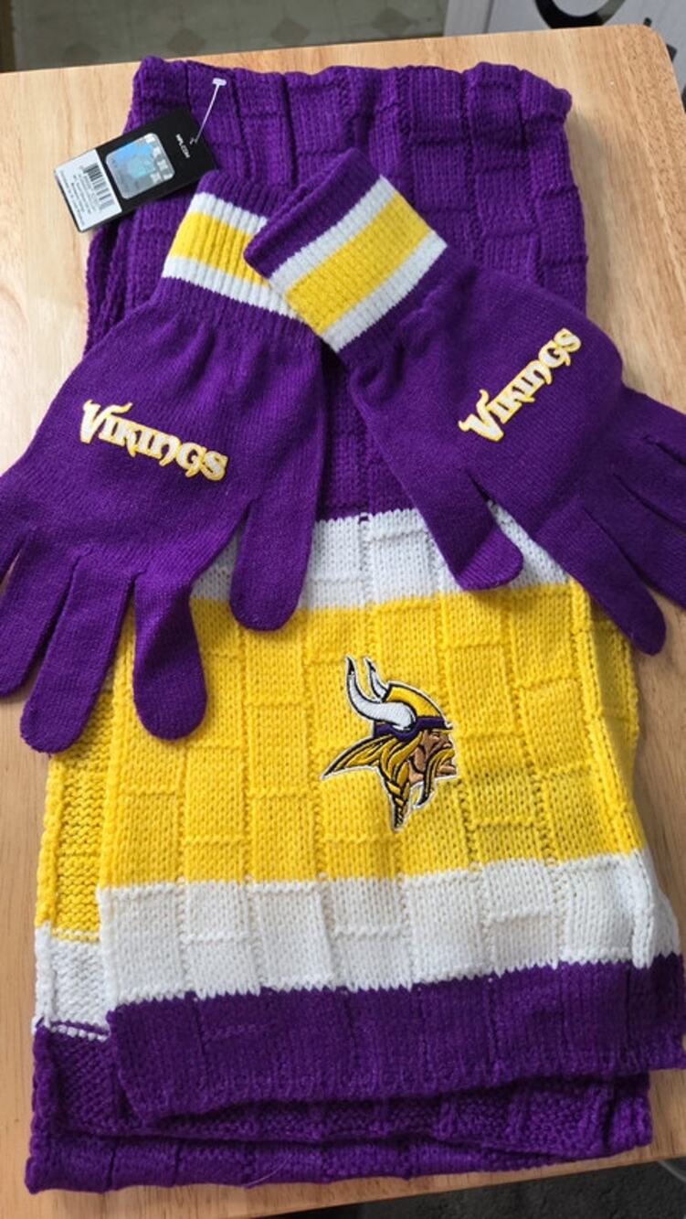 NWT Minnesota Vikings Scarf & Gloves Set NFL Winter Knit Purple Yellow One Size